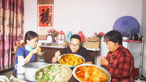 农村小伙吃全瓜宴,解锁夏日清凉新体验