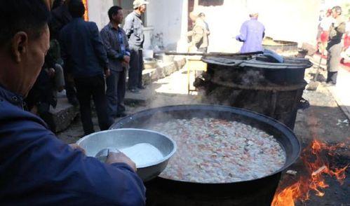 农村小伙吃全瓜宴,解锁夏日清凉新体验